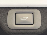 【パワーバックドア】スマートキーや運転席のボタンを押すだけでリアゲートが自動で開閉します!荷物を持っている時や、高い位置にあるバックドアを閉める際に便利な機能です♪