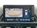 後退時に車両の後ろ側をモニター画面に表示します。車庫入れが苦手な人もこれで安心♪