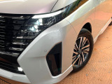 【LEDヘッドライト】悪天候や夜間走行時も良好な視界を確保し安心して運転できる高輝度LEDヘッドライトを装備!点灯速度が早く、消費電力も抑えられています。