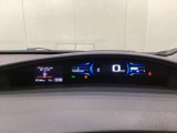 デジタル表示のスピードメーターを大きく配した見やすいメーター部になっています。左側のインフォメーション画面でオドメーターや燃費などの情報を確認できます。