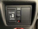 左側電動スライドドアは運転席からでも操作ができるように、ハンドル付近に開閉の操作スイッチが付いています。