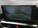 駐車が苦手な方でも安心のバックガイドモニター搭載。 後方の映像をクリアに表示し、ガイドラインで車庫入れや縦列駐車をしっかりサポート。毎日の運転がぐっとラクになります。