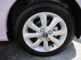 日産純正のアルミホイールが装着されてます。ボディデザインとマッチしておりおしゃれです。