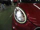 1灯の光源でハイ・ローを切り替えられるBi-Beam LEDランプ。通常ランプの2倍以上明るく約10年のロングライフです。
