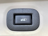【パワーバックドア】スマートキーや運転席のボタンを押すだけでリアゲートが自動で開閉します!荷物を持っている時や、高い位置にあるバックドアを閉める際に便利な機能です♪