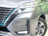 【LEDヘッドライト】悪天候や夜間走行時も良好な視界を確保し安心して運転できる高輝度LEDヘッドライトを装備!点灯速度が早く、消費電力も抑えられています。