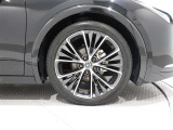 タイヤサイズは(195/50R19)で純正アルミホイールです。