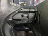 ステアリングには運転中でも簡単に操作できる各種スイッチついてます