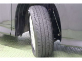 タイヤサイズ 205/60R16。シルバーメタリック塗装でスッキリとしたデザインの純正アルミホイールを装着しています。