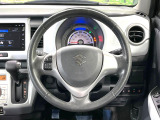 インテリアに合わせたデザインのステアリングは、運転される方のことも考え、運転しやすい形状、大きさです。是非一度、実際に触ってお確かめください。