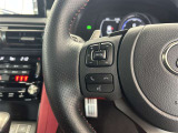 運転中、オーディオの操作をしてて、ハッとしたことはありませんか?ステアリングスイッチは、運転中でもハンドルでオーディオの操作が可能です。安全なドライブをサポートします。