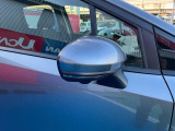 サイドターンランプ付電動格納式リモコンカラードドアミラー。