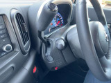 これ、シフトレバーです。ハンドルのわきについてるめずらしいタイプです。これによって運転席・助手席のウォークスルーが可能に!