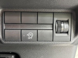 【アイドリングストップ】赤信号や渋滞で停車した際にエンジンを停止し、無駄な燃料の消費を抑えます。燃費向上や環境保護につなげる機能♪エンジンはブレーキを離せば再始動します。