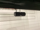 後方にもドライブレコーダーのカメラが付いています。前後両方でお車の周りを監視・記録いたします。