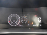 シンプルで見やすいデザインのメーターパネルです。車の情報が表示される大事な場所だからこそ見やすさが大切ですね。