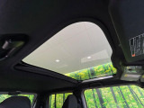【ガラスルーフ】ガラスルーフ搭載で車内の解放感が一気にアップ!開放的なドライブをお楽しみいただけます。