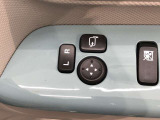 電動格納式ドアミラー付き。駐車場へ停めた時に、ボタン一つで左右のドアミラーをたたむ事ができます。