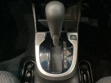 CVT車のセレクトレバーです。低速から高速まで、変速ショックのないスムーズな走りを実現するとともに、エンジン効率のよい領域を維持することで燃費にも貢献します。