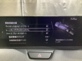 カメラが車線を認識してはみ出しそうになるとステアリングアシストが介入するレーン・キープ・アシストシステムを装備しております。お好みで作動・非作動の設定も可能です。