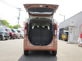 バックドアは上開き跳ね上げ式で、開口も広め!レジャーやショッピングの荷物も積みやすそうですね!