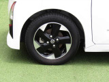 純正14インチアルミ付きです。お手入れのしやすいデザイン