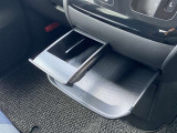 インストセンターロアBOX・グローブBOX・カップホルダー付きインストセンタースライドトレイ等、車内に持ち込んだ小物やドリンクが片付く収納も充実です。