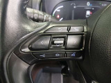 ステアリングには運転中でも簡単に操作できる各種スイッチついてます
