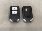 スマートキーを装備しています。鍵を差し込むことなくドアロックの開け閉めと、スタートボタン操作でのエンジンスタートができます。スペアキーも同じものを用意しております。