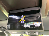 【フリップダウンモニター】大画面モニターで後席でもエンタメをお楽しみいただけます。小さなお子様にも大人気の装備です♪