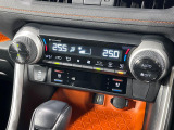 【シートヒーター&ベンチレーション】夏場は涼しい風でお尻や背中の熱やムレを防ぎ、冬はエアコンよりも早く温まってポカポカに!季節を問わず快適に過ごせます。