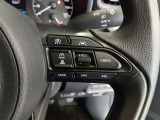 ステアリングには運転中でも簡単に操作できる各種スイッチついてます