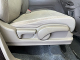 シートハイトアジャスターが付いているので運転姿勢を調整するのに便利ですね。身長に合ったシートポジションは安全運転や疲労軽減にもつながります。