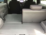 リヤシートを倒すと大きな荷物も搭載可能です。