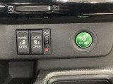 リアドアは乗り降りに便利な両側電動スライドドアです。また運転席に座っていながらスイッチ操作で自在にスライドドアを開け閉めできます。燃費に役立つECONボタンもここです。
