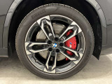 【BMWアロイホイル】軽量かつ強度に拘ったアロイホイル。走行性能ポテンシャルを引き出す設計。車の足元を引き締めてくれる大きなポイントはアロイホイルです。