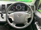 インテリアに合わせたデザインのステアリングは、運転される方のことも考え、運転しやすい形状、大きさです。是非一度、実際に触ってお確かめください。