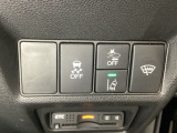 Hondaセンシング用の、VSA(ABS+TCS+横滑り抑制)解除と路外逸脱抑制機能のオンオフスイッチなどはハンドルの右側に装備しています。