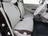 運転席・助手席まわりです。ゆったりと座って頂けるシートで快適です。