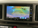 リバースギアに入れるだけで後方の表示へ切り替わります。夜間や雨の日の駐車も楽になりますよ。
