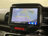 リバースギアに入れるだけで後方の表示へ切り替わります。夜間や雨の日の駐車も楽になりますよ。