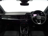 室内の使用感も少なく、まだまだこれから安心して長くお乗りいただけるお車です。