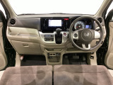 車内は光触媒抗菌消臭施工済です。スタイリッシュなデザインで暖かみのあるインパネ周りを演出します。グローブボックスやカップホルダーのほかにトレーなどたくさんの収納スペースが装備されています。