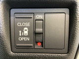 左側電動スライドドアは運転席からでも操作ができるように、ハンドル付近に開閉の操作スイッチが付いています。