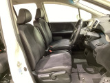 女性でも運転がしやすいように、シートの高さ調整機能(シートリフター)がついています。広い足元にゆったり座れるシートには肘掛も装備しており長距離の運転でも疲れにくいシートです。