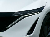 アダプティブLED付き!対向車には眩しくなく歩行者は明るく照らすので安全です。