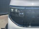 LEDライトは白色光で遠くまで明るく照らし、夜間の安全運転をサポートします