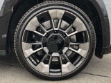 BMW純正23インチホイール。洗練されたデザインで、足元の個性を引き立てます。
