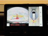 真上から見下ろしたような視点で車とその周囲を確認出来る画面と、車両後方を映し出すバックモニター画面の2つを表示してくれます。