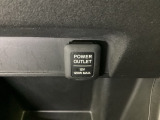 アクセサリーソケットはUSBのアダプターなどをつければ、スマホの充電にも使えます。周辺には物が置けるボックスがついています。
